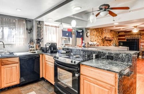 Olin Cabin | Charming 2-bedroom cabin with WiFi, AC in brilliant Statesville