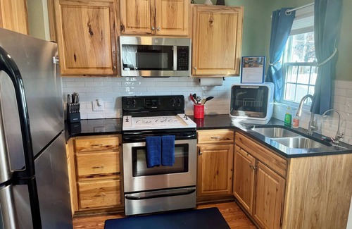 Terre Haute House | Charming 2-bedroom bungalow, pet friendly, King bed in Wonderful Terre Haute