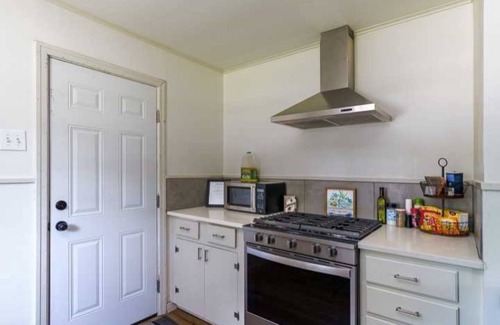 West Monroe Cottage | Charming 2-bedroom cottage in nice West Monroe with WiFi, AC
