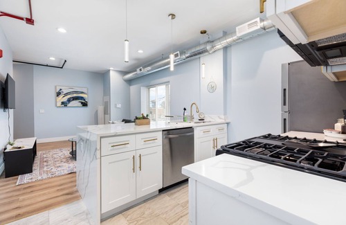 Westchester Apartment | Charming 2-bedroom apartment in fabulous Westchester with AC, WiFi