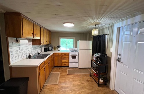 Williamsburg House | Charming 2 Bedroom- Sleeps 6- Close to University, Waterfall, Casino, Waterpark