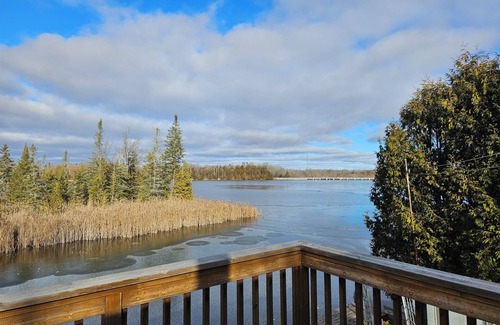 Campbellford Cottage | Charming 2-bedroom waterfront cottage with WiFi, AC, solarium, in campbellford