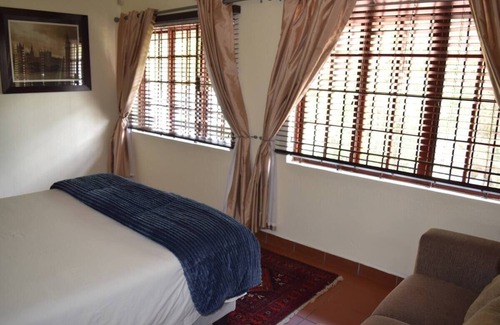 Greater Johannesburg Metropolitan Area Bed & Breakfast | Charming 2-bedroom B&B with WiFi, AC in Fourways, Johannesburg