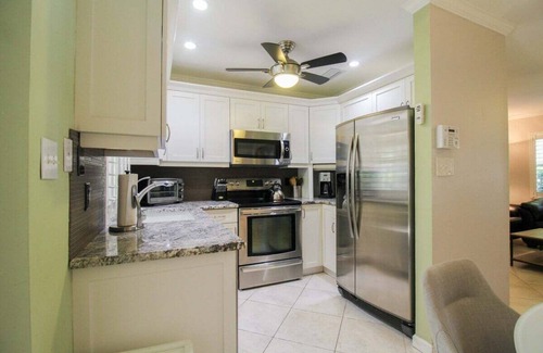 Gulf Gate Estates House | Charming 2 BR home minutes from Siesta Key beaches - Destination Paradise