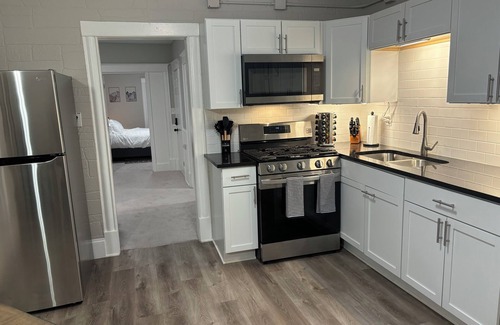 Bottineau House | Charming 2 BR Top Floor Retreat in NE Mpls Arts District!