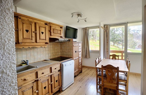 Reberty Apartment | Charming 2-Room Cabin for 6, Ski-in/Ski-out, South-Facing Balcony, Beautiful Views, Parking Included