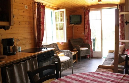Lion-en-Sullias Cottage | Charming 28m² Gypsy Caravan in Val de Loire, Sleeps 4, Near Castles & Bike Trails