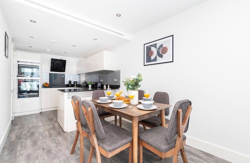Tower Hill Apartment | Charming 2BR 2BA Near Tower Bridge & Liverpool Str