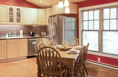 Tobermory House | Charming 2BR Forest Cabin—Little Tub Harbour
