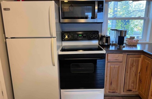 Holland Apartment | Charming 2BR upper unit on a quiet street 1.2 miles from downtown Holland!