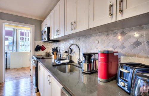 Cote-Des-Neiges—Notre-Dame-De-Grace Apartment | Charming 2BR with Balcony in Montreal