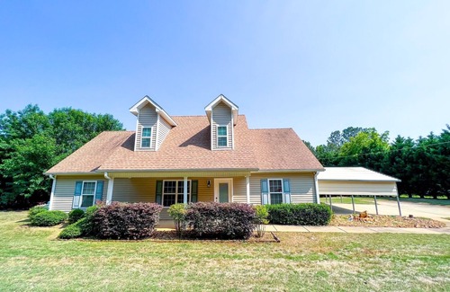 Thomaston House | Charming 3-bdrm house on 3 acres with heat/AC, fitness eqpt, WiFi in Thomaston