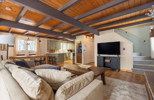 Bellaire Ski Chalet | Charming 3 bed/2.5 bath Northern MI Retreat at Schuss Mountain