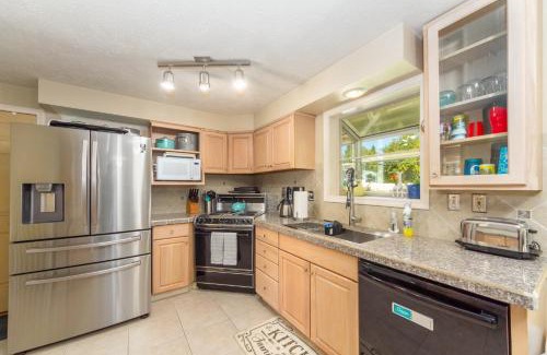 Spokane Valley House | Charming 3 Bed 2 and a half Bath Family Oasis - Pool BBQ Fire Pit