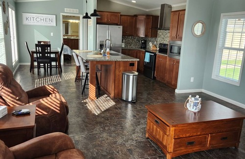 Lake Jackson Apartment | Charming 3 bed-home near Surfside -plenty of onsite amenities