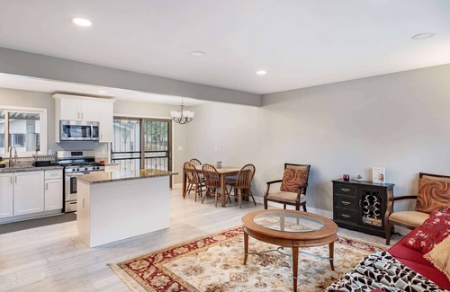 Romulus House | Charming 3-Bed Stay, Airport 10 Min, Pets OK