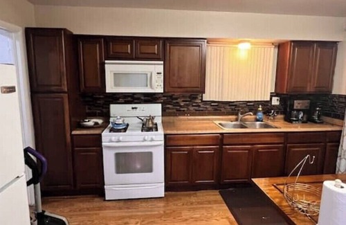 Dearborn Heights House | Charming 3-bedroom house with WiFi, AC in welcoming Dearborn Heights