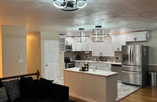 Norfolk - Virginia Beach House | Charming 3-bedroom upstairs unit apartment with WiFi and AC in Virginia Beach!