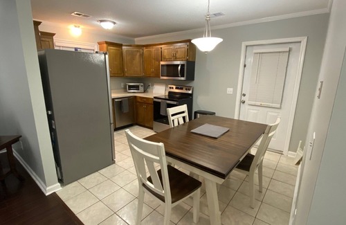 Lexington Apartment | Charming 3 Bedroom/2 Bath duplex (Completely Furnished + utilities).