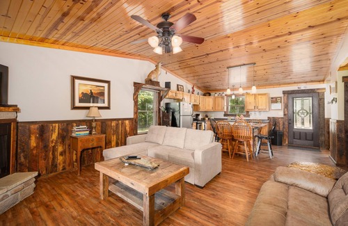 Steelville Cabin | Charming 3 bedroom, 2 bath cabin with Hot Tub and Private Meramec River Access