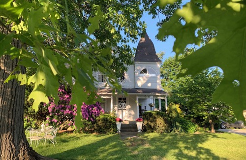 Millbrook Apartment | Charming 3-bedroom apartment on 2nd floor in Millbrook NY, right in the village
