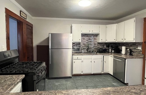 Woodville Apartment | Charming 3-bedroom apartment in historic Grafton with WiFi