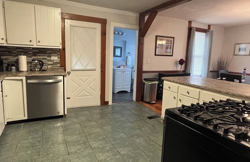 Woodville Apartment | Charming 3-bedroom apartment in historic Grafton with WiFi