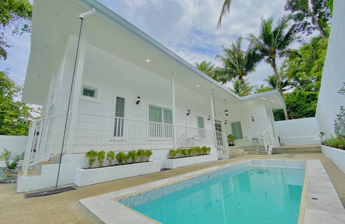 Amadeo House | Charming 3-bedroom bungalow with AC, WiFi and bonfire in enjoyable Amadeo