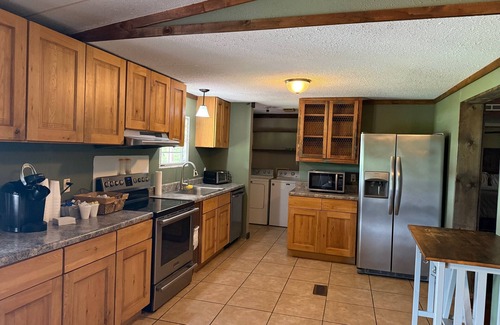 Twin City Cabin | Charming 3-bedroom cabin with WiFi and AC in peaceful Twin City, GA