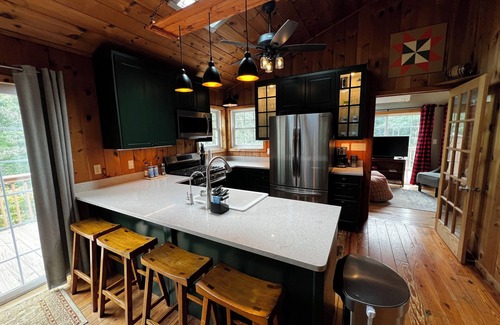 Mathias Cabin | Charming 3-bedroom cabin in marvelous Mathias with AC, WiFi