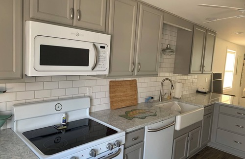 Henderson Cottage | Charming 3-bedroom cottage with dazzling sunset views