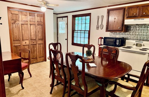 Sassafras House | Charming 3-bedroom Cottage with AC, WiFi in quaint Sassafras/Red Oak.