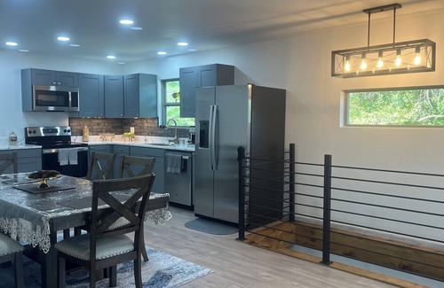 Lansing Cottage | Charming 3-bedroom cottage with a river view in the bluffs just south of Lansing