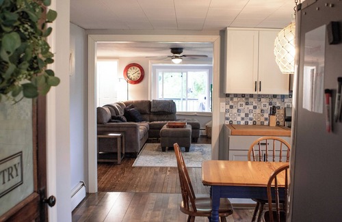 Russell Cottage | Charming 3-bedroom cottage in Russell with AC, WiFi. Enjoy your stay
