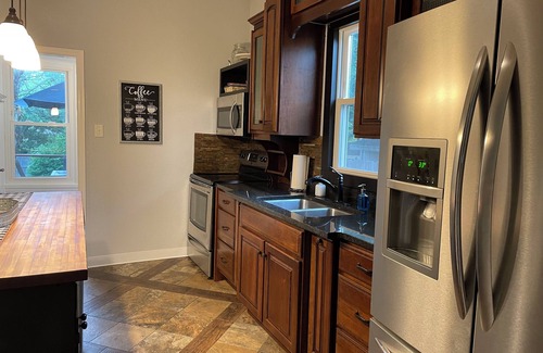 Eureka House | Charming 3-bedroom Cottage with AC, WiFi in lovely Eureka