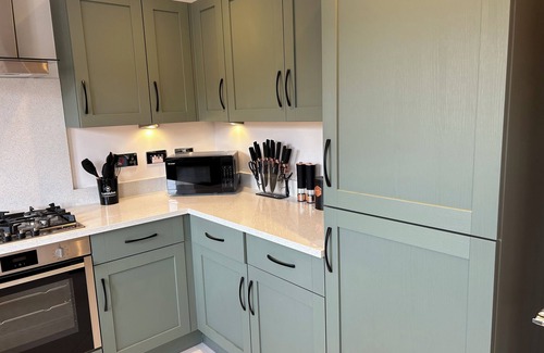 Ault Hucknall House | Charming 3-bedroom house in Van Dyk Village, Chesterfield, with WiFi and parking
