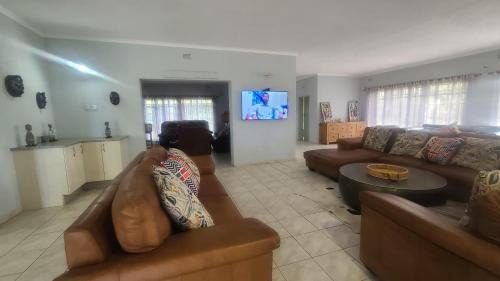 Kariba Apartment | Charming 3 bedroom guesthouse - 2300