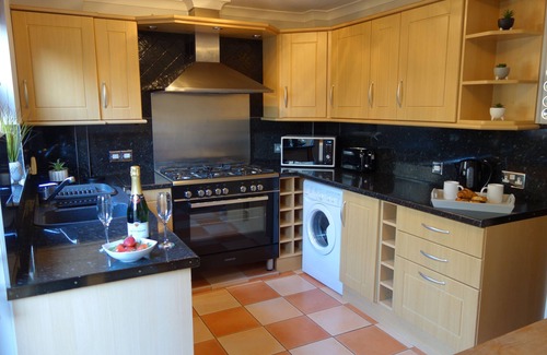 Chelmsford House | Charming 3 bedroom home with WIFI and parking