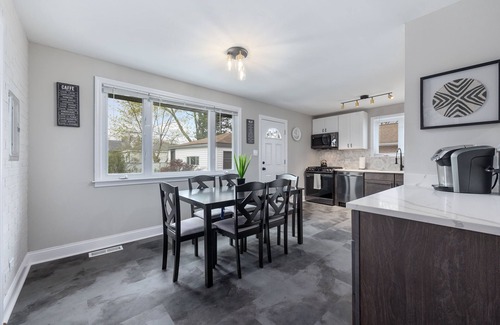 Bridgeview House | Charming 3-bedroom house with AC and WiFi in serene Bridgeview