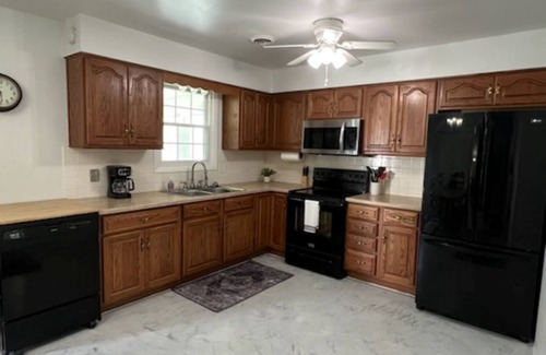 Greenville House | Charming 3-bedroom house with AC, WiFi in Greenville