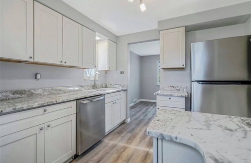 Option House | Charming 3-bedroom house with WiFi, AC in superb Pittsburgh