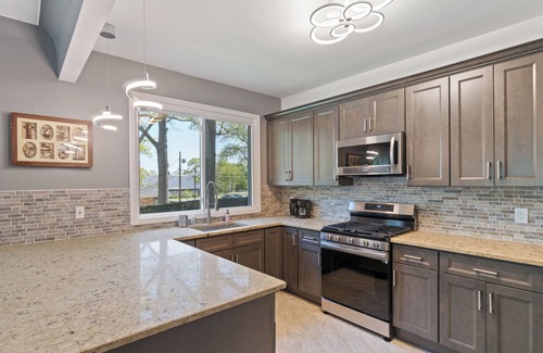 Ronkonkoma House | Charming 3-bedroom house with WiFi and AC in Ronkonkoma, Lake views.