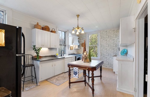Abbeville House | Charming 3-bedroom historic 1888 cottage located in downtown Abbeville