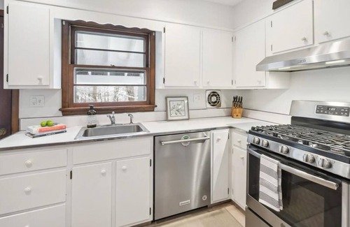 Chappaqua House | Charming 3-bedroom house in enchanting Chappaqua with WiFi, AC and Sanctuary.
