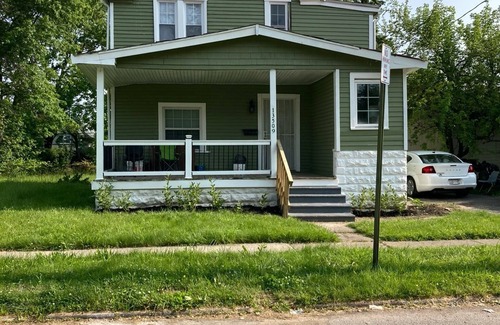 Garfield Heights House | CHARMING 3-BEDROOM HOUSE/A ROOM FOR RENT, with WiFi, AC in lovely Cleveland.