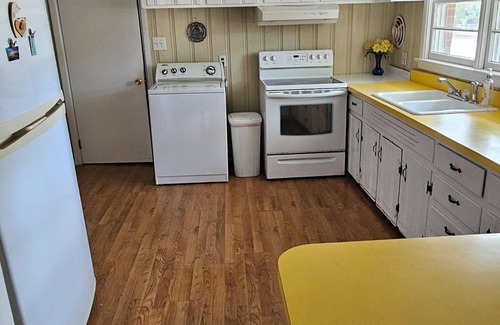 Rosewood House | Charming 3-bedroom house with AC and WiFi in wonderful Goldsboro/Rosewood area.