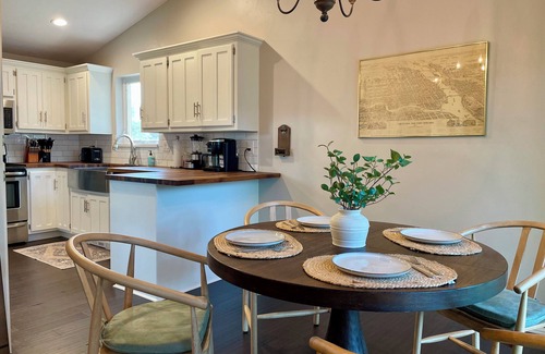 Green Bay House | Charming 3-Bedroom House 3 mi to Lambeau Field