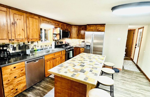 Manhattan House | Charming 3-bedroom house with hot tub in serene Manhattan