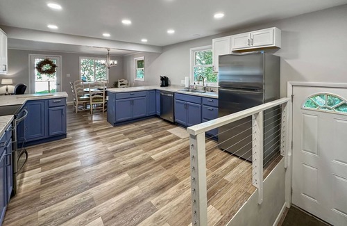 Marinette House | Charming 3-bedroom house on the water with AC and WiFi in enjoyable Marinette