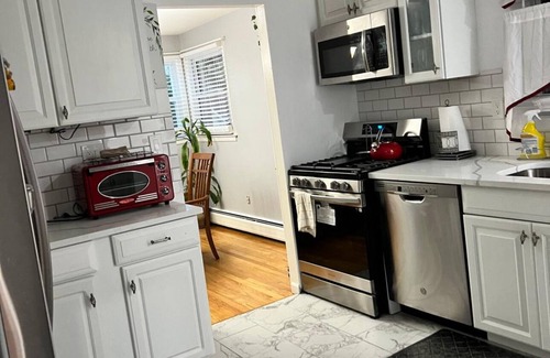 Stratford House | Charming 3-bedroom House In Paradise Green Stratford CT Close To 95 & Train